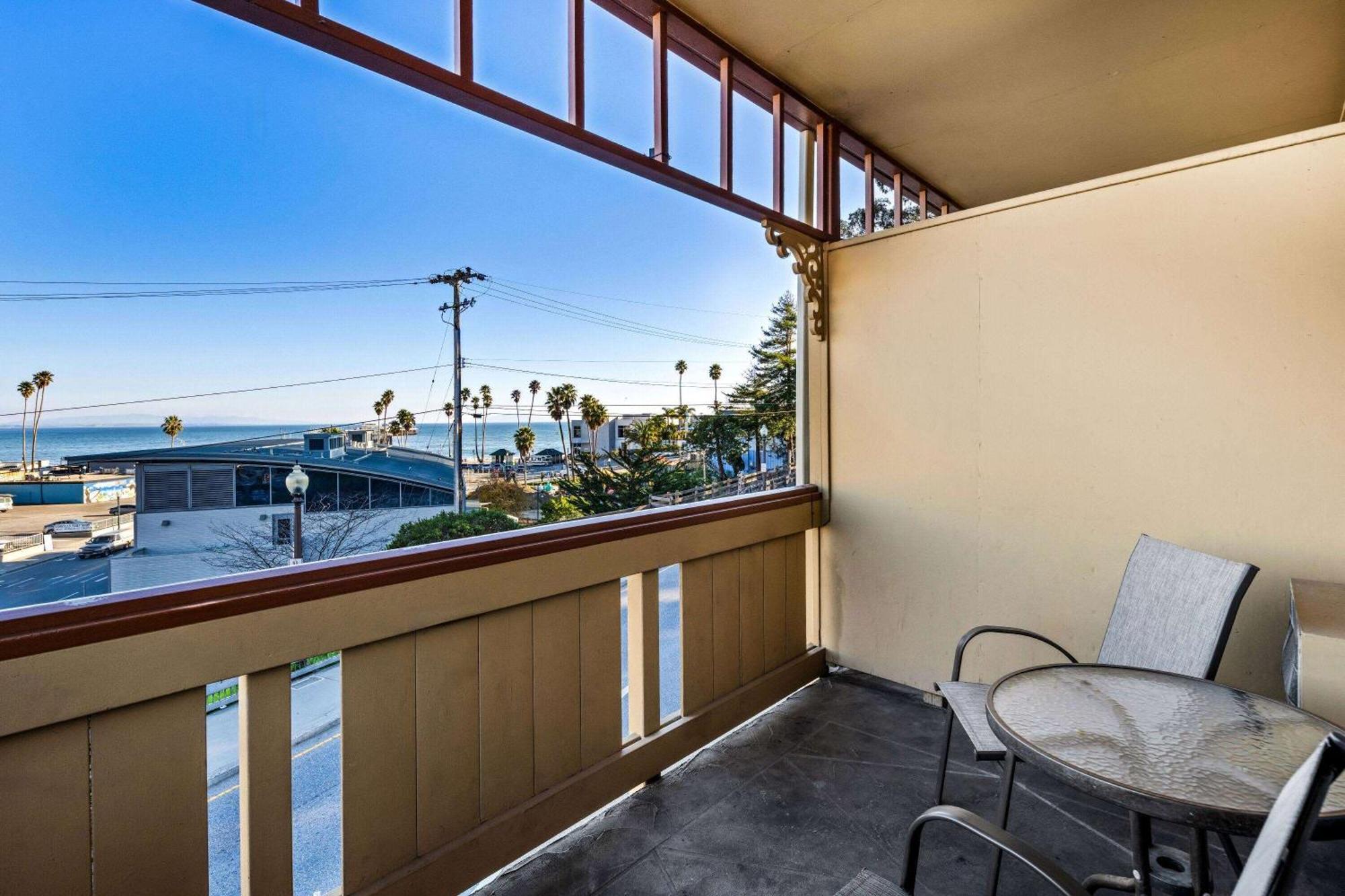 Howard Johnson By Wyndham Santa Cruz Beach Boardwalk Exterior foto