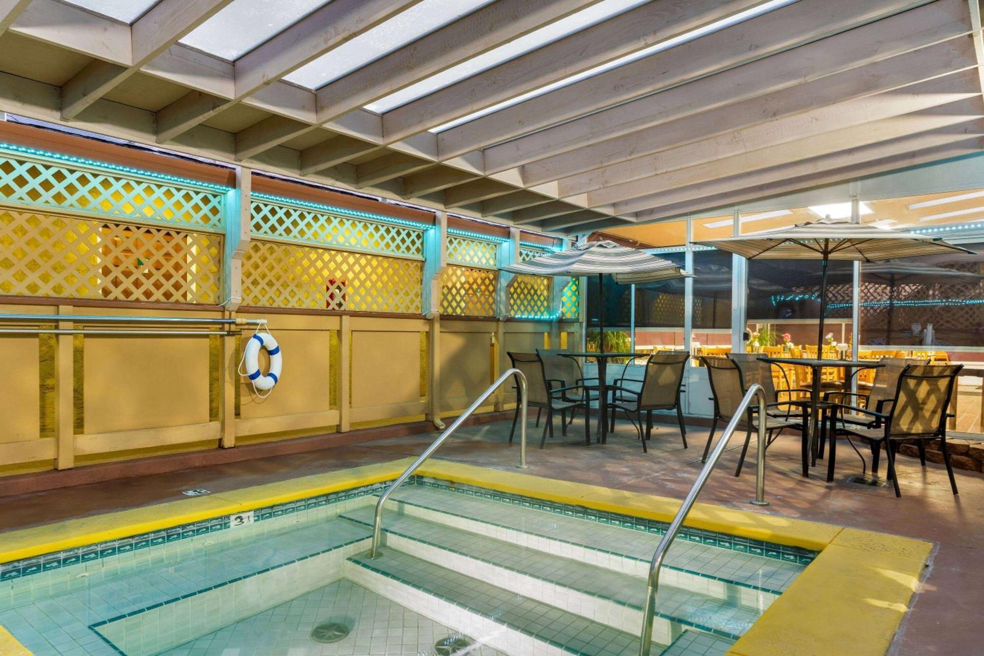 Howard Johnson By Wyndham Santa Cruz Beach Boardwalk Exterior foto